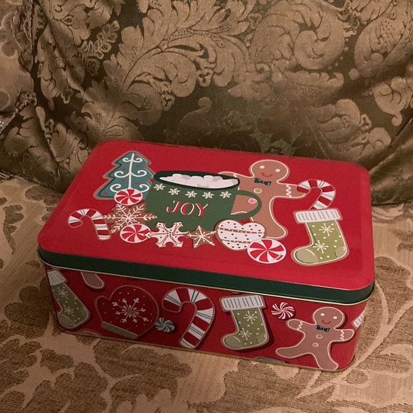 Gingerbread gift tin. Contains a gingerbread ornament and cookie decorating kit. - Picture 8 of 8